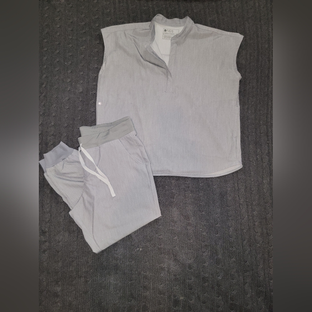 Figs Heather Gray Sleeveless Top and Jogger Set